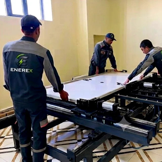 ENEREX xodimlari panelni ramkalash stolida yig'moqda